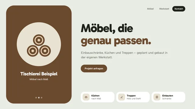 Beispiel-Skizze für die erfundene Tischlerei Beispiel: braune Firmenschild-Karte mit Holzstapel-Zeichen und der Überschrift „Möbel, die genau passen.“